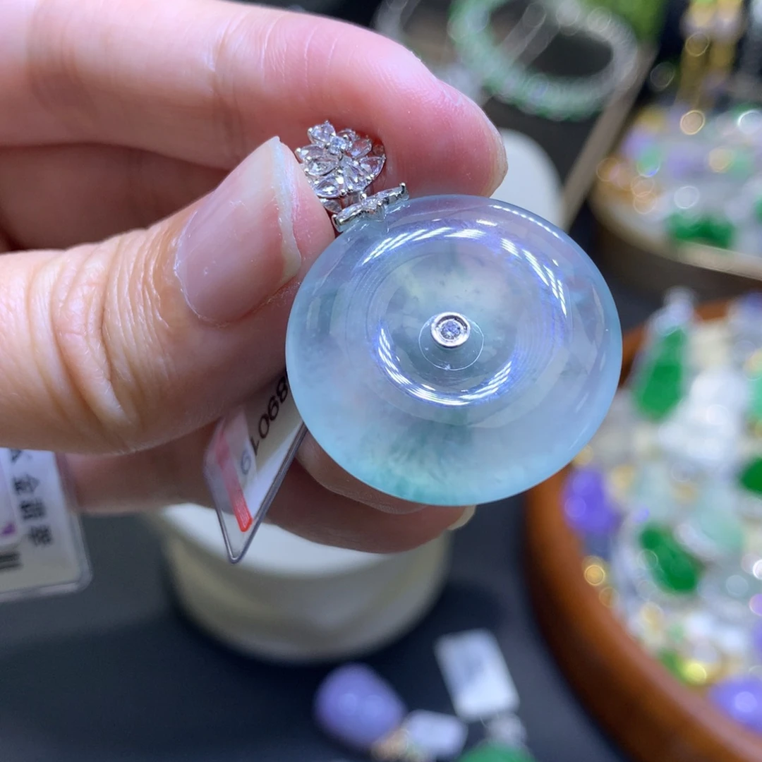 颈饰18K金镶嵌翡翠