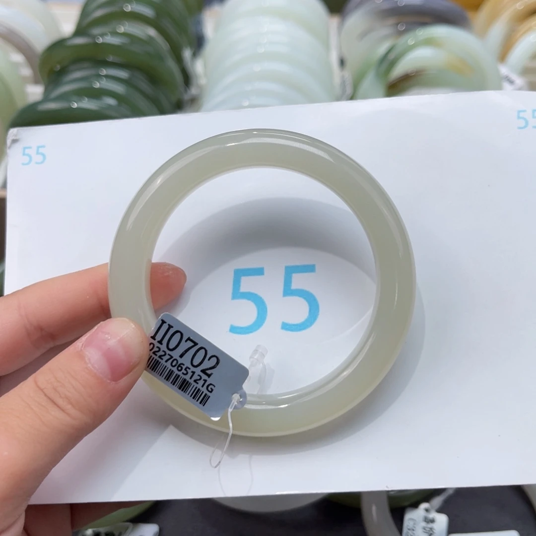 和田玉手镯未镶嵌娜***?