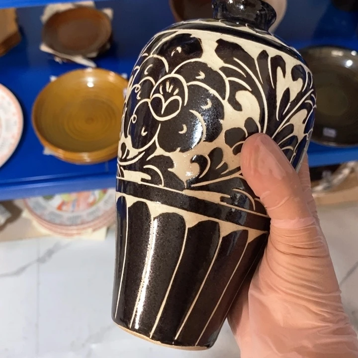 瓷片磁州窑黑刻小梅瓶高度18.5厘米