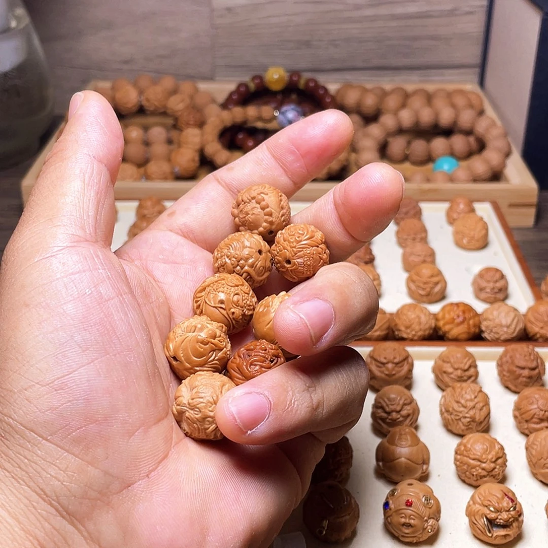 ****。18左右猴头核桃雕刻