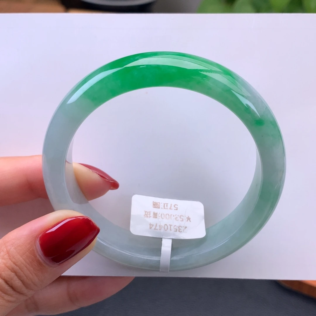 翡翠手镯未镶嵌5糯冰辣绿手镯（完整推荐）