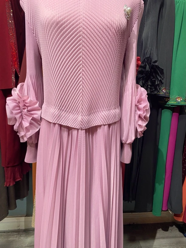 龙鳞褶圆领灯笼袖贴花显瘦长裙春装褶皱设计