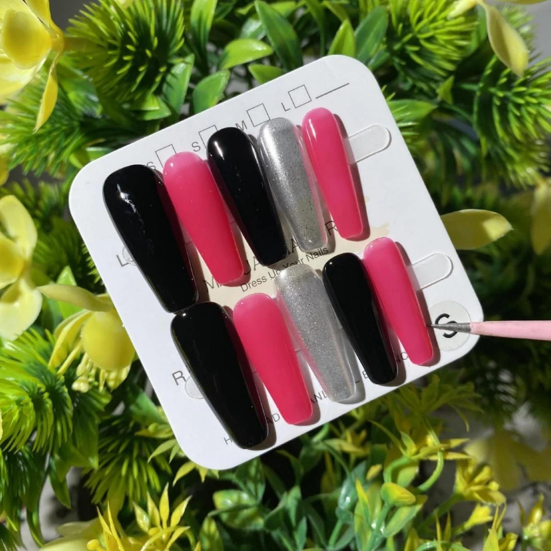 感穿戴甲穿戴甲风玫红色黑色撞色甲片高级感金属镜面银甜酷美甲贴