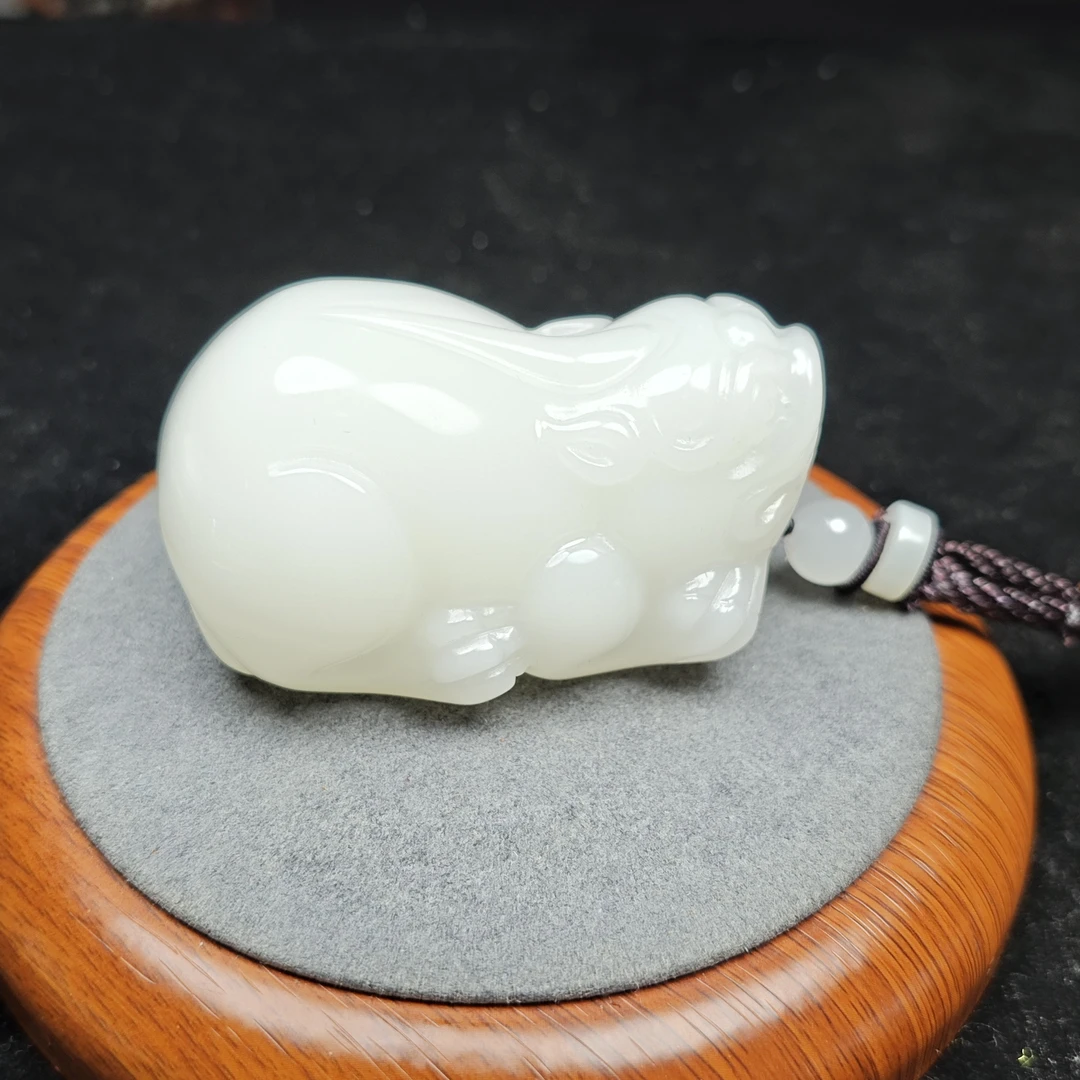 一级白貔犰手把件