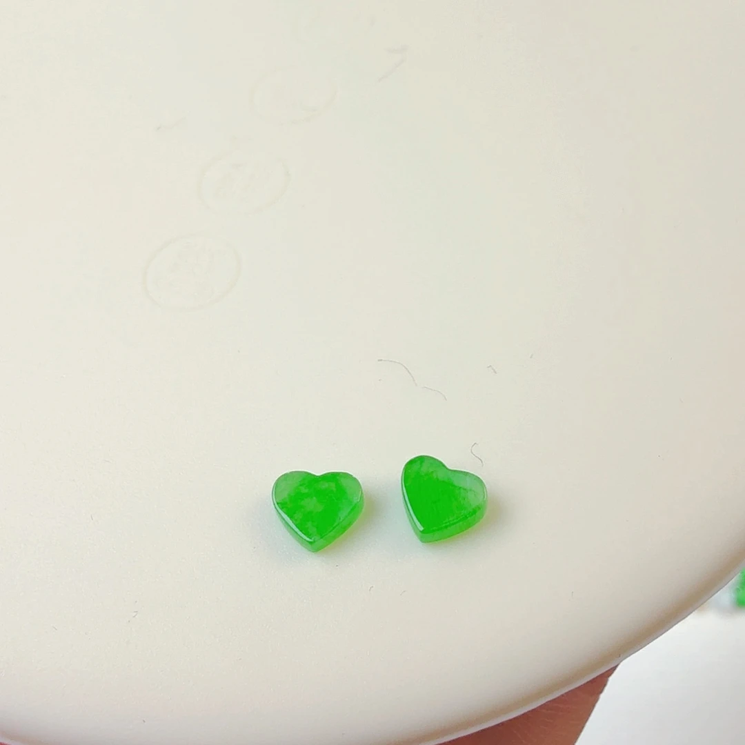 翡翠裸石冰绿爱心