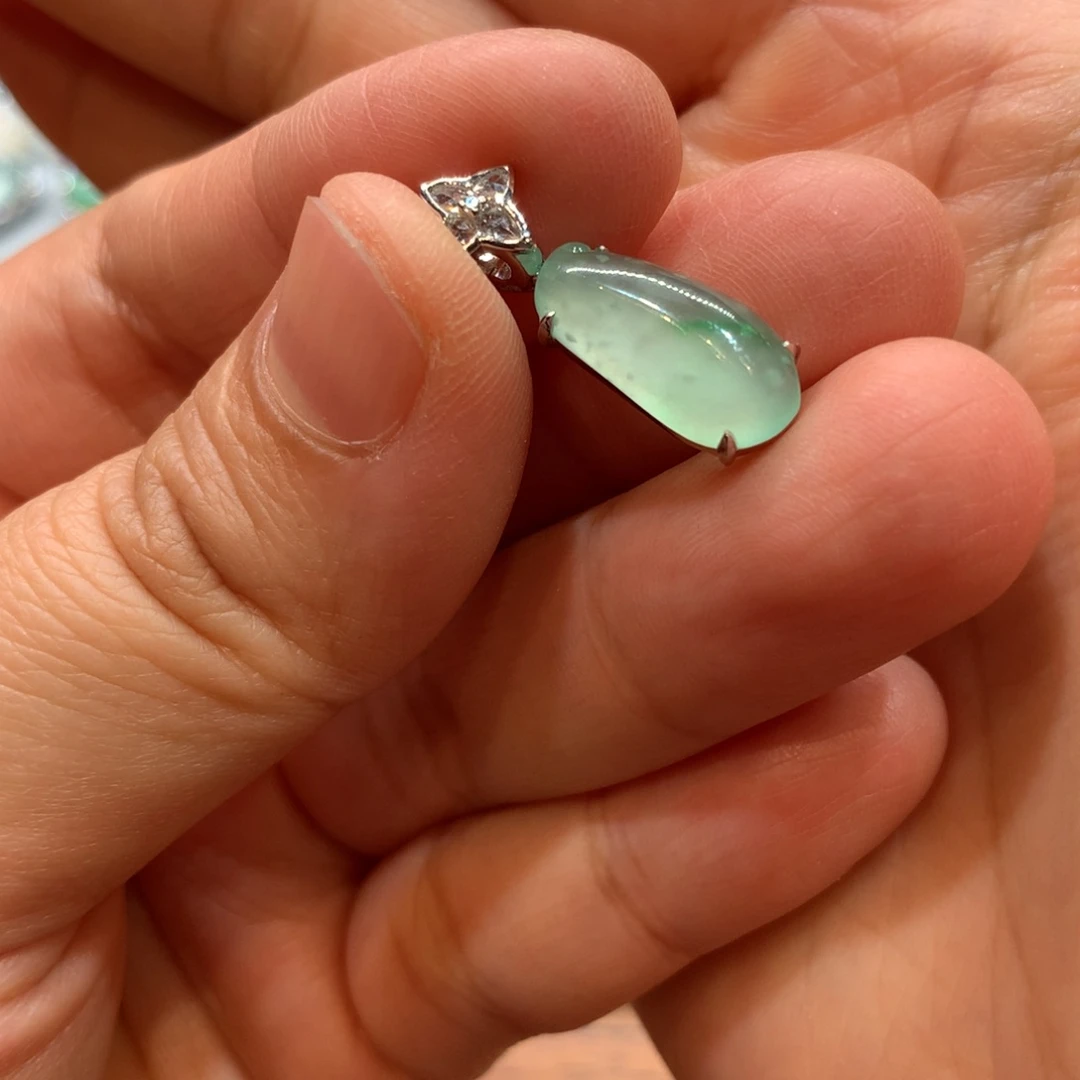 翡翠18K金镶嵌颈饰吊坠