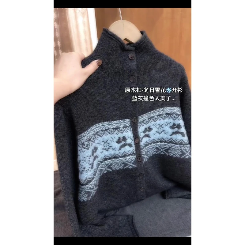 韩系慵懒风雪花图案高领毛衣大码女装时尚百搭纽扣针织开衫小衫潮