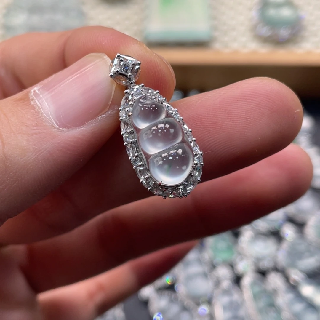 翡翠18K金镶嵌颈饰豆子