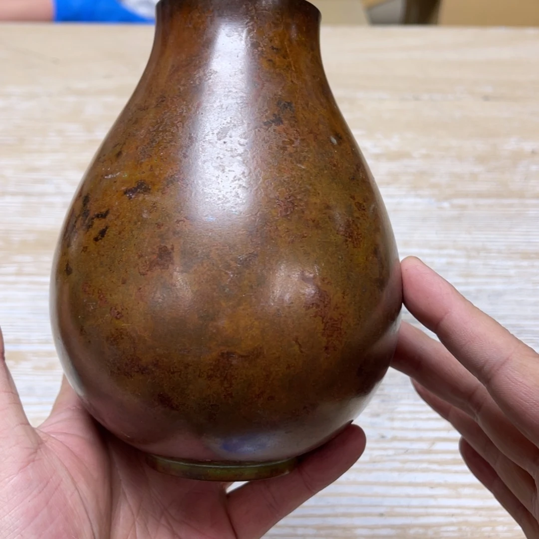 瓷片上****空密密麻麻地排列着一个