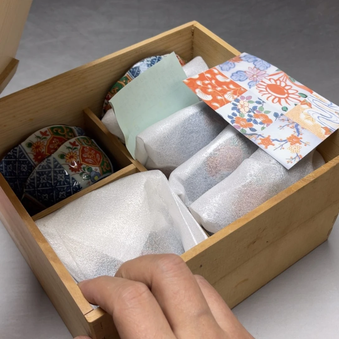 瓷片泰*劲密密麻麻地排列着一个