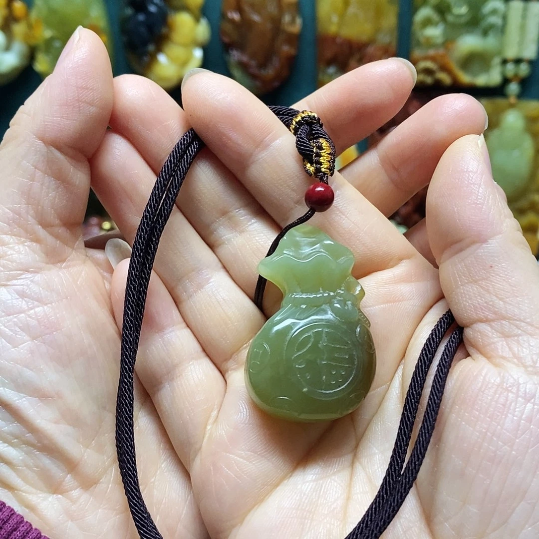 岫玉未镶嵌吊坠(赠链)