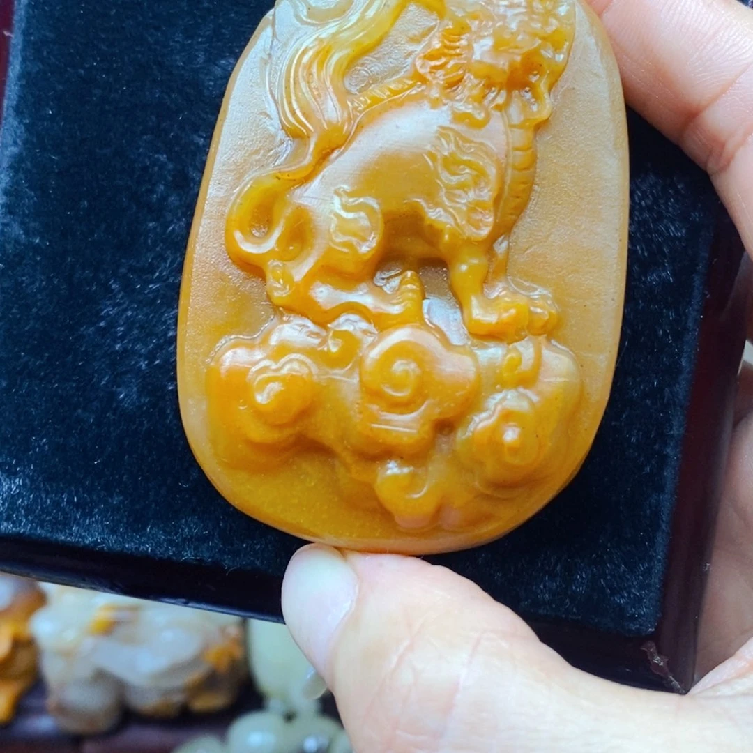 石英质玉（黄龙玉）未镶嵌颈饰