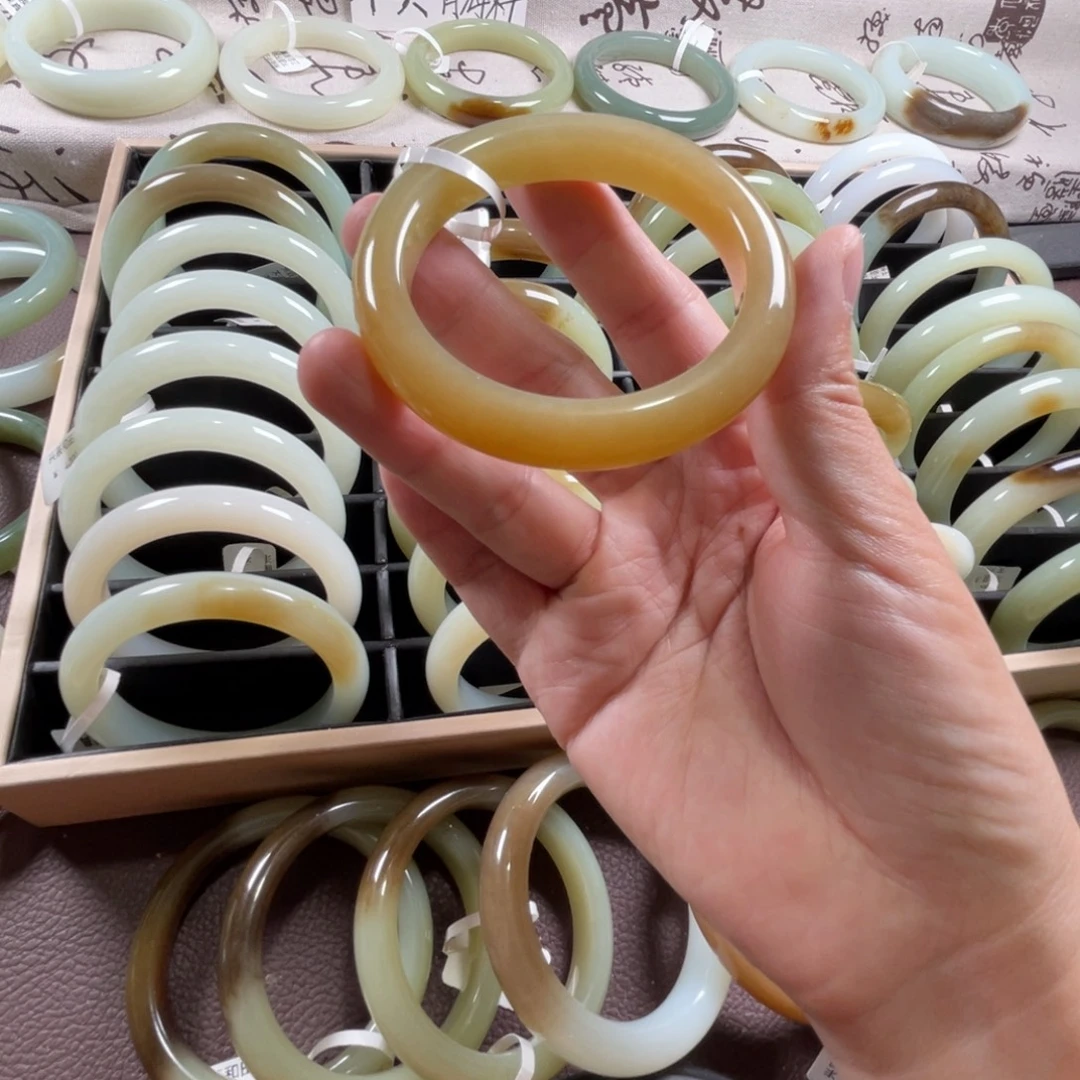 和田玉未镶嵌手镯