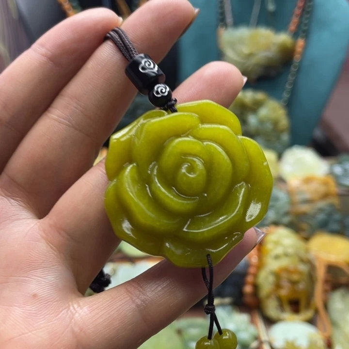 蛇纹石玉未镶嵌颈饰