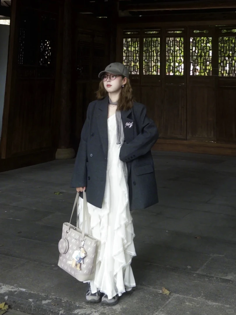 2025秋季新款韩系高级感西装外套搭配白色荷叶边吊带裙气质两件套