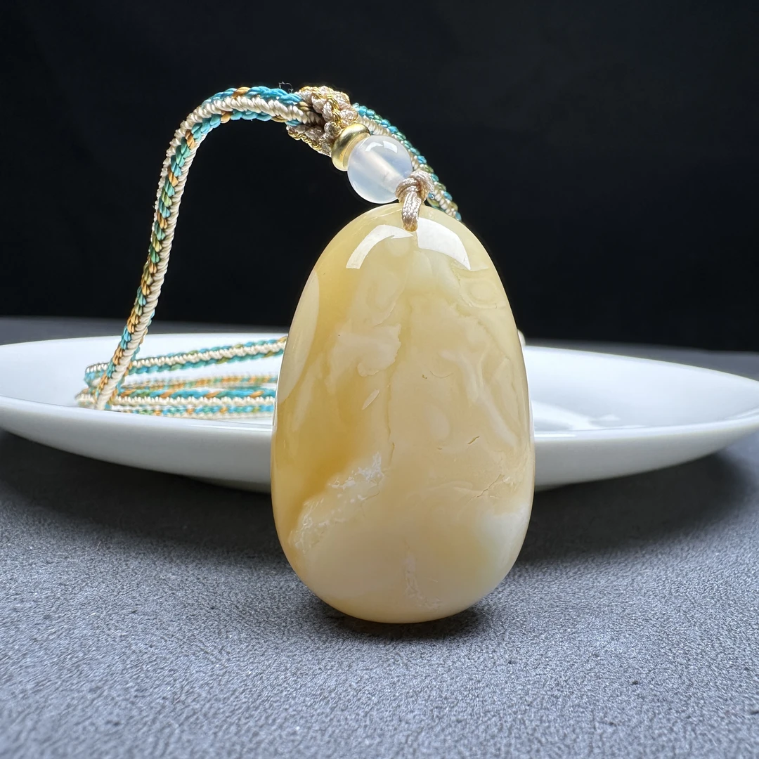 Y2061天然原矿蜜蜡 鸡油黄飘花水滴牌 25*40*13mm抖音基地商户