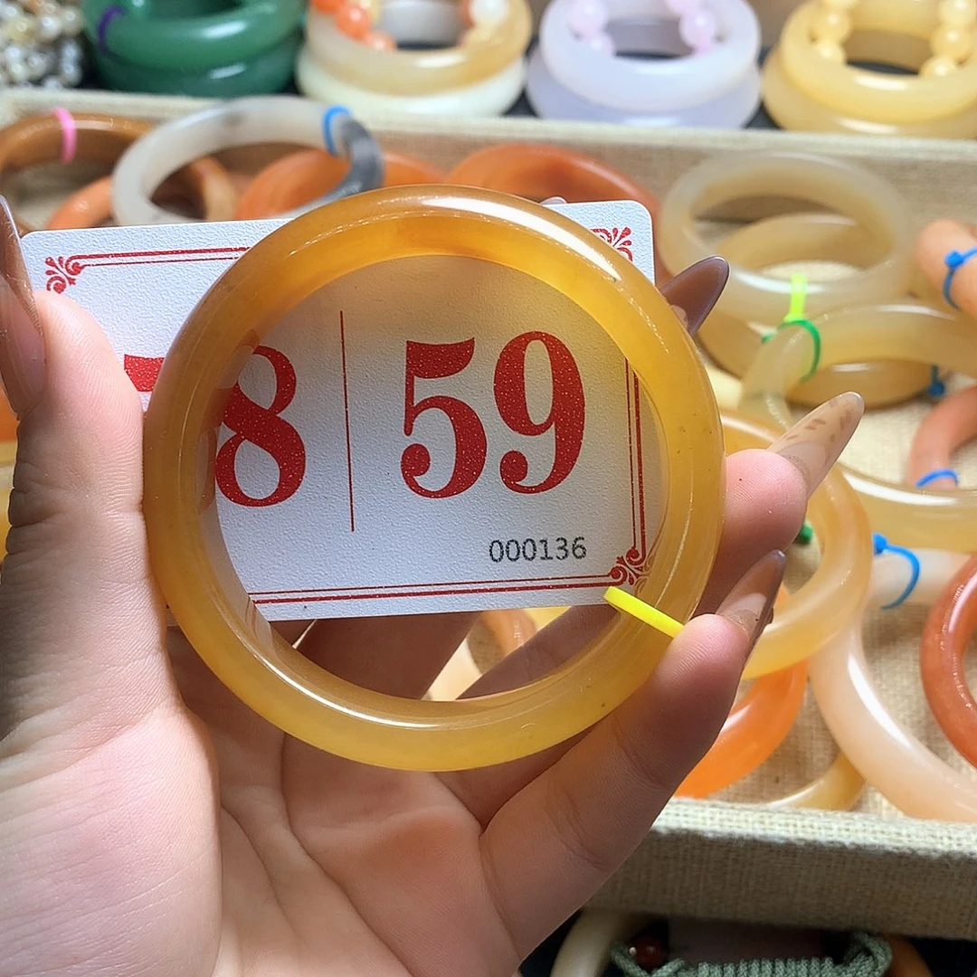 未镶嵌石英质玉（黄龙玉）手镯