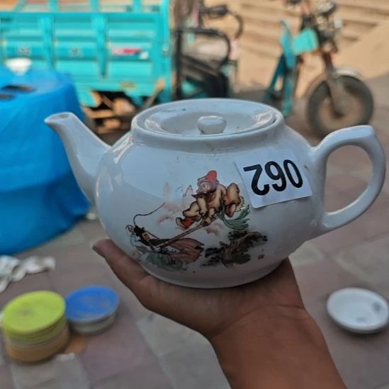 库存瓷片三打白骨精多孔茶壶容量800毫升左右