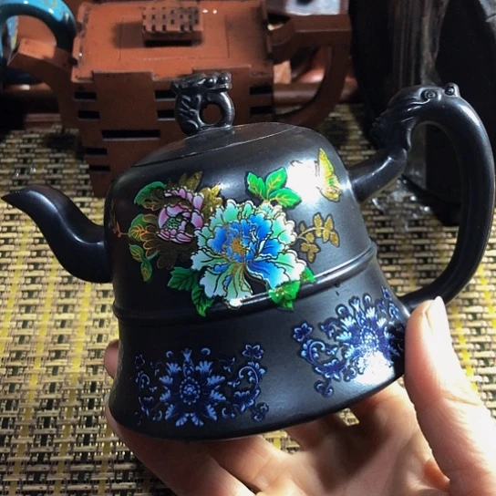 紫砂茶壶原矿泥料手工制作的紫砂壶。