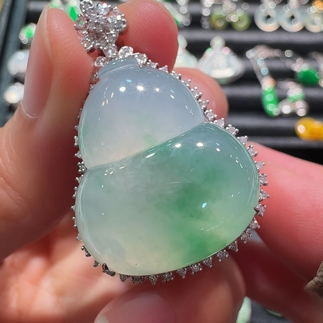 翡翠18K金镶嵌颈饰葫芦吊坠