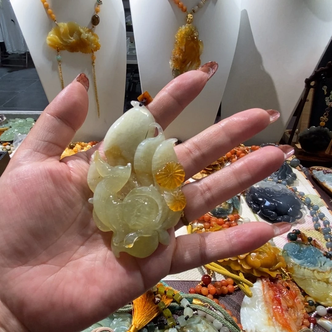 蛙***o蛇纹石玉未镶嵌颈饰