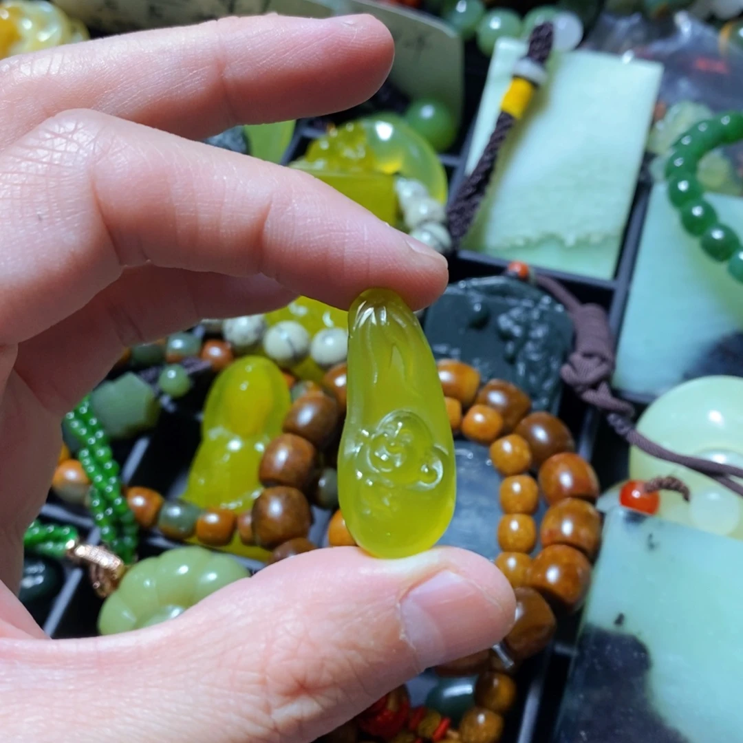 蛇纹石玉未镶嵌颈饰