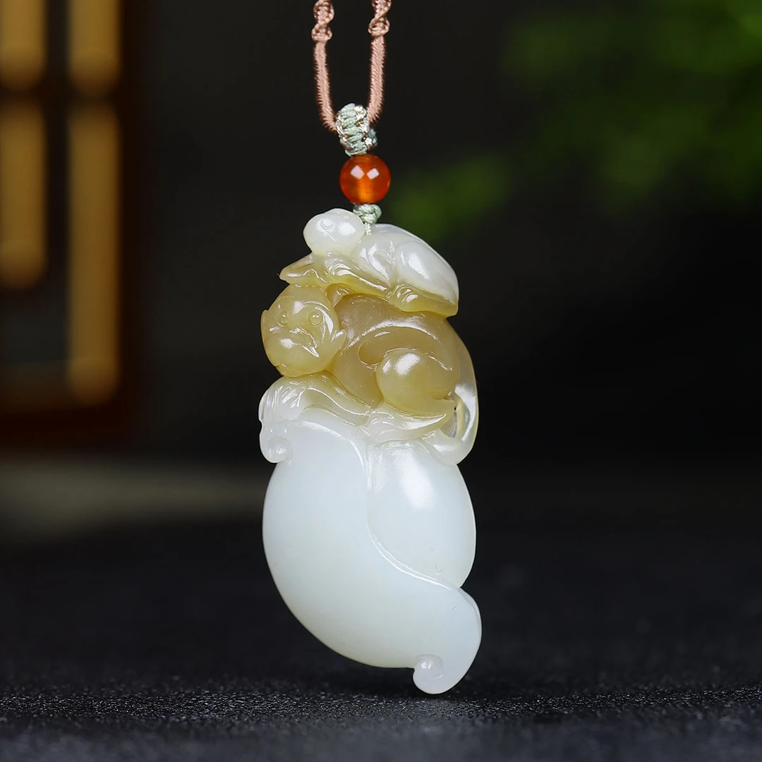 1111116和田玉糖白玉代代封侯挂件