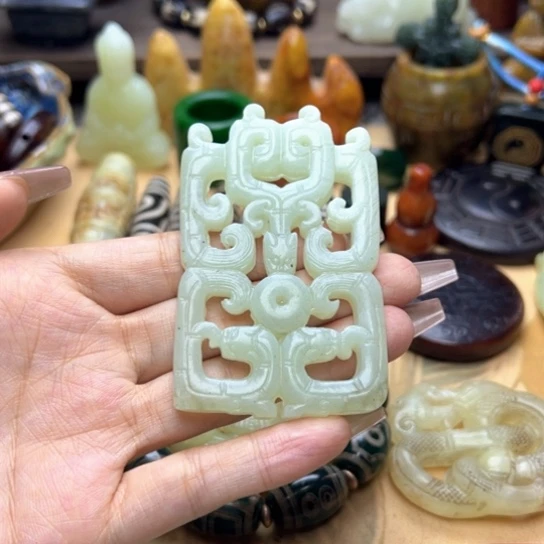 蛇纹石玉未镶嵌颈饰