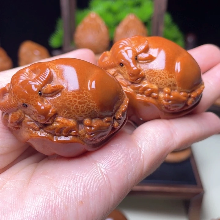 吊坠橄榄核荷叶牛手球