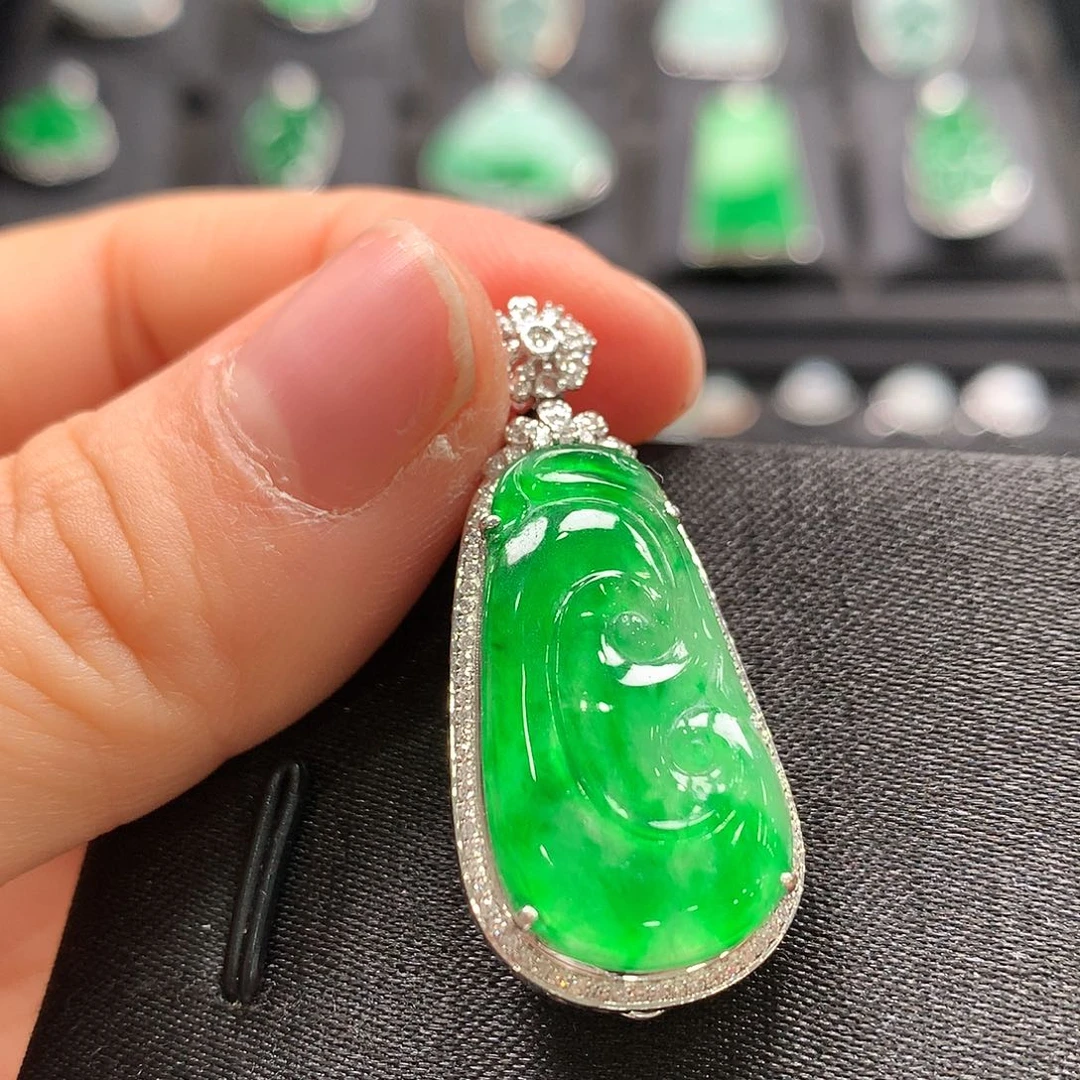 翡翠18K金镶嵌颈饰如意