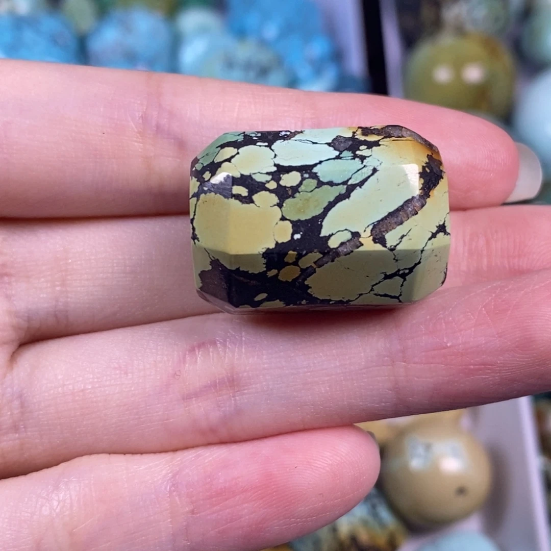 绿松石未镶嵌颈饰