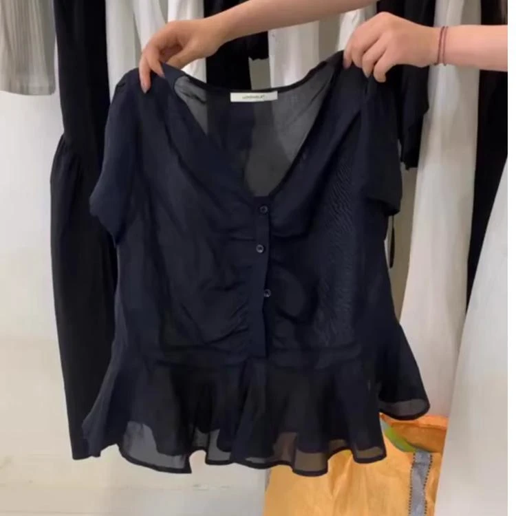 2025夏季新款法式温柔风褶皱V领短袖衬衫高级感飞飞袖上衣女凉感