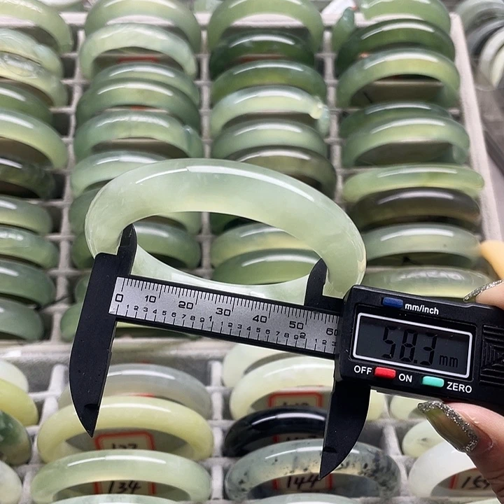 蛇纹石玉未镶嵌手镯131