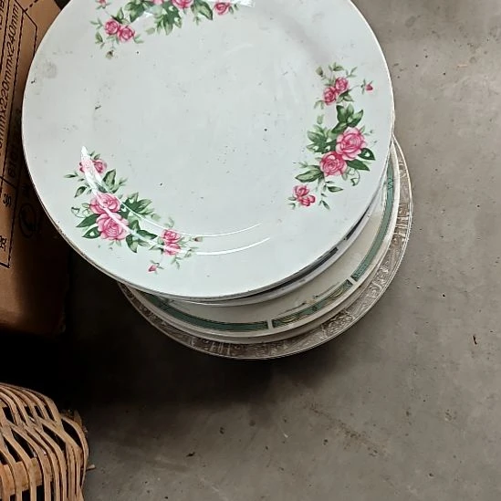 绿泥盘子碗茶壶啥都有