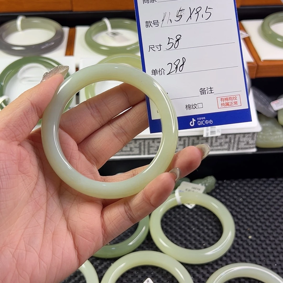 和田玉手镯未镶嵌张***?