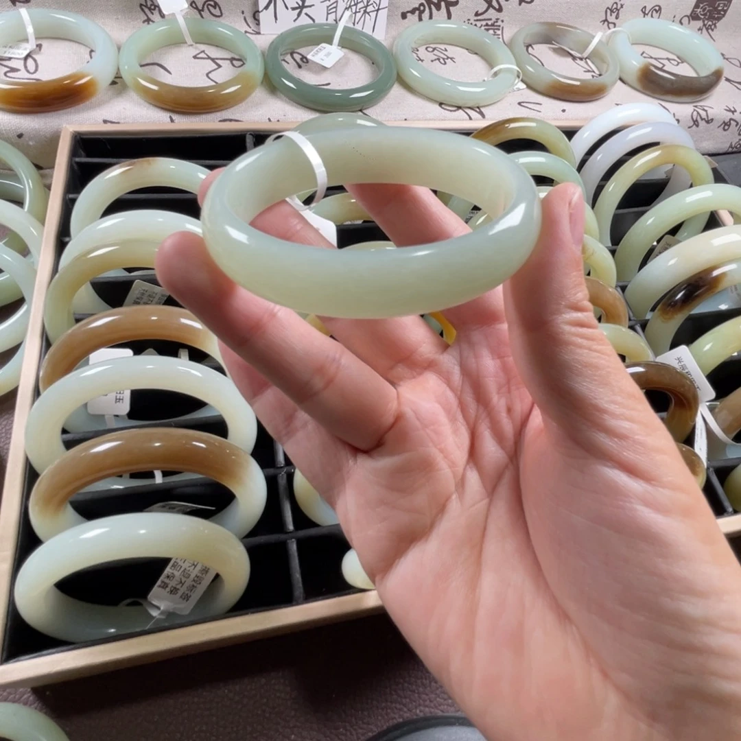 和田玉未镶嵌手镯