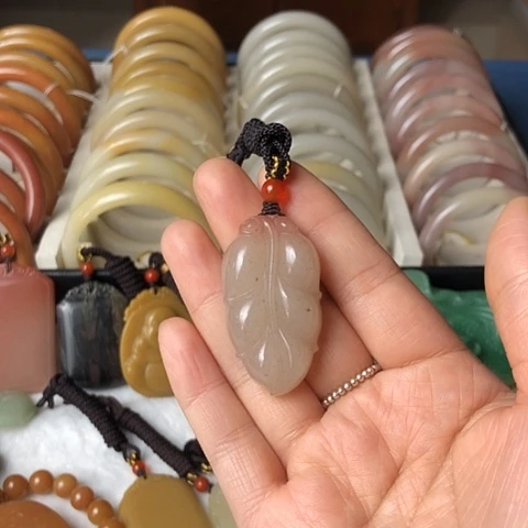 石英质玉未镶嵌颈饰