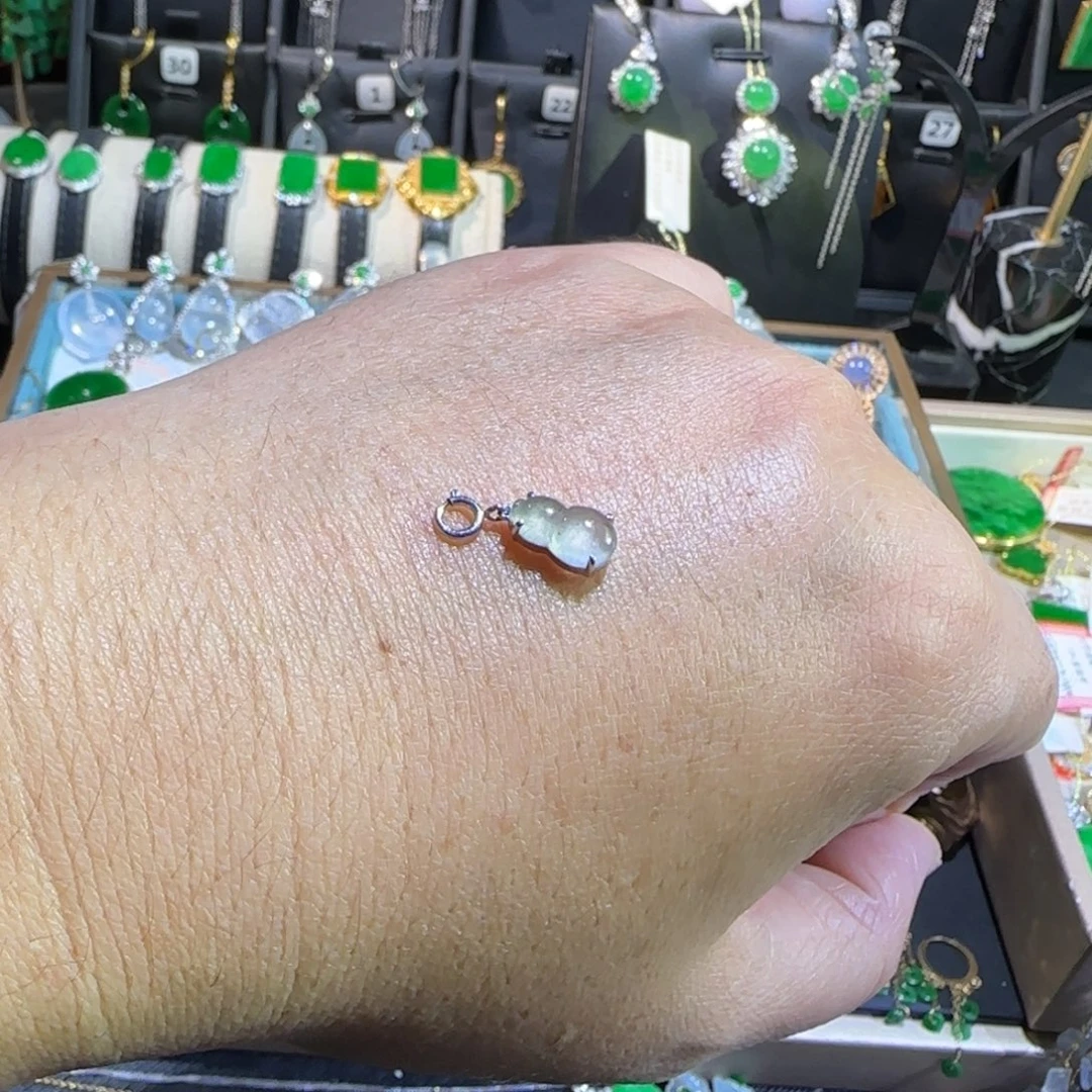 翡翠18K金镶嵌颈饰小滴溜