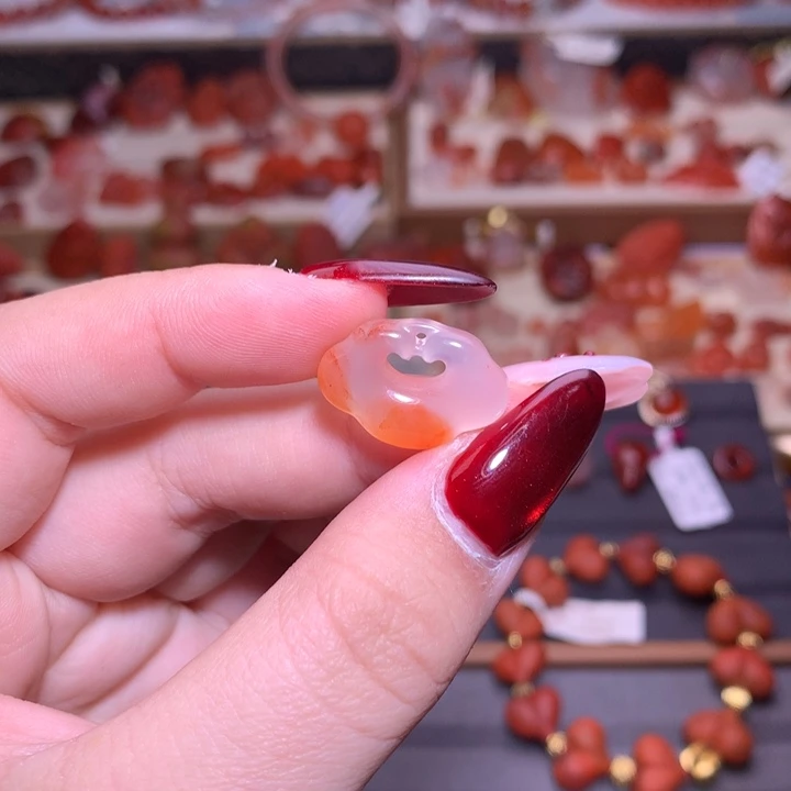 南红玛瑙合金颈饰如意锁2