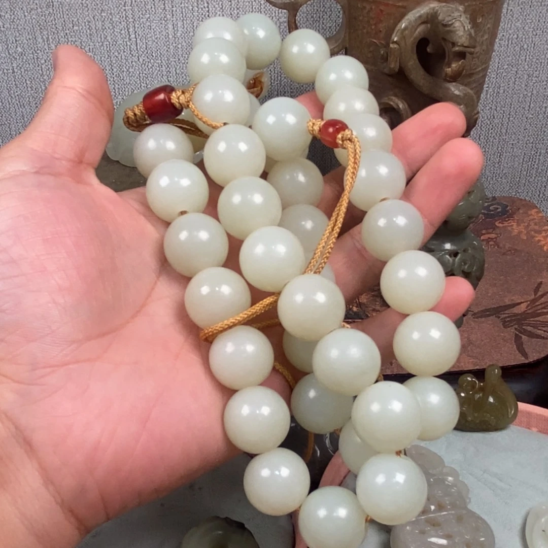 路***里非常精美的脖挂件