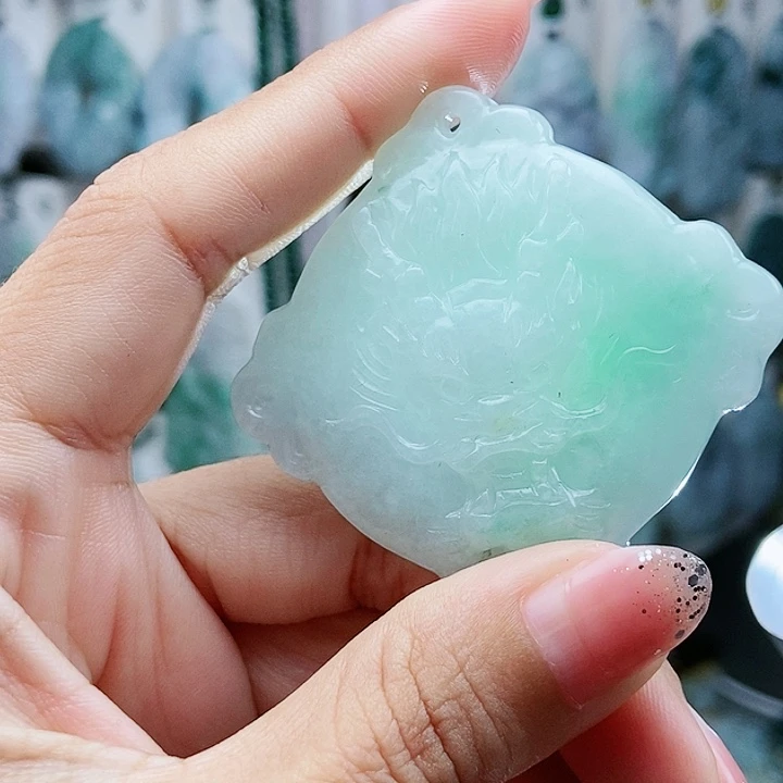 颈饰足铂镶嵌翡翠翡翠