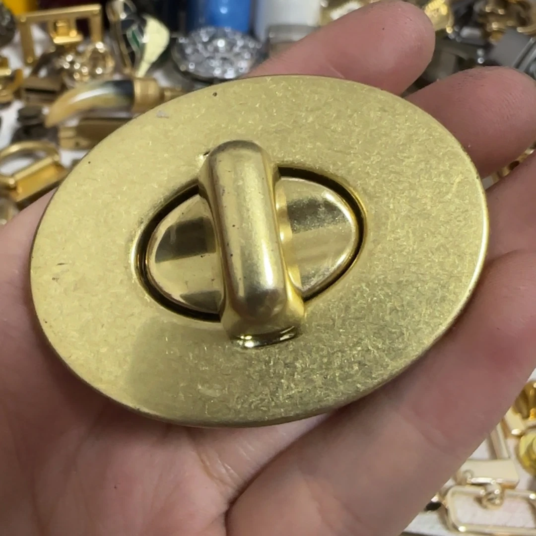 鎏金色扭锁10元一个