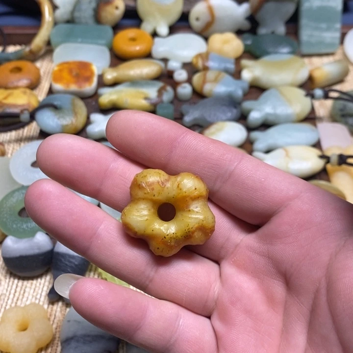 蛇纹石玉未镶嵌颈饰