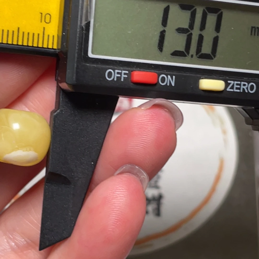 未镶嵌琥珀裸石180微瑕