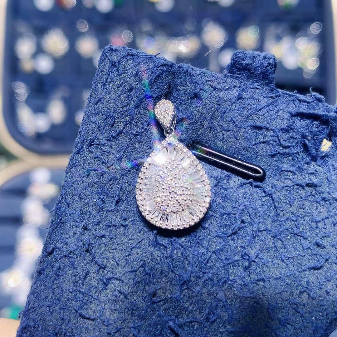 【闪购商品】吊坠(不含链)18K金镶嵌钻石满钻水滴吊坠