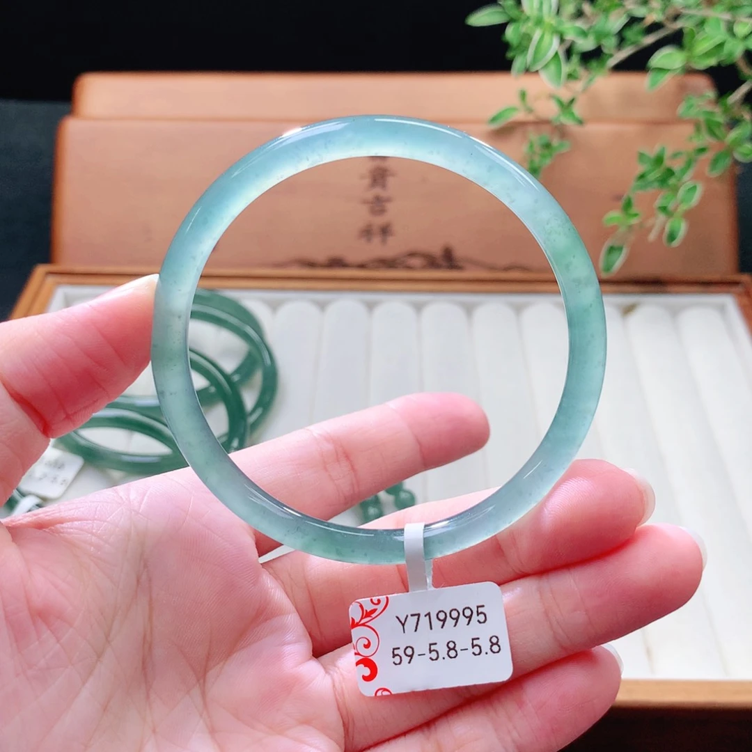 未镶嵌手镯（圆镯）翡翠