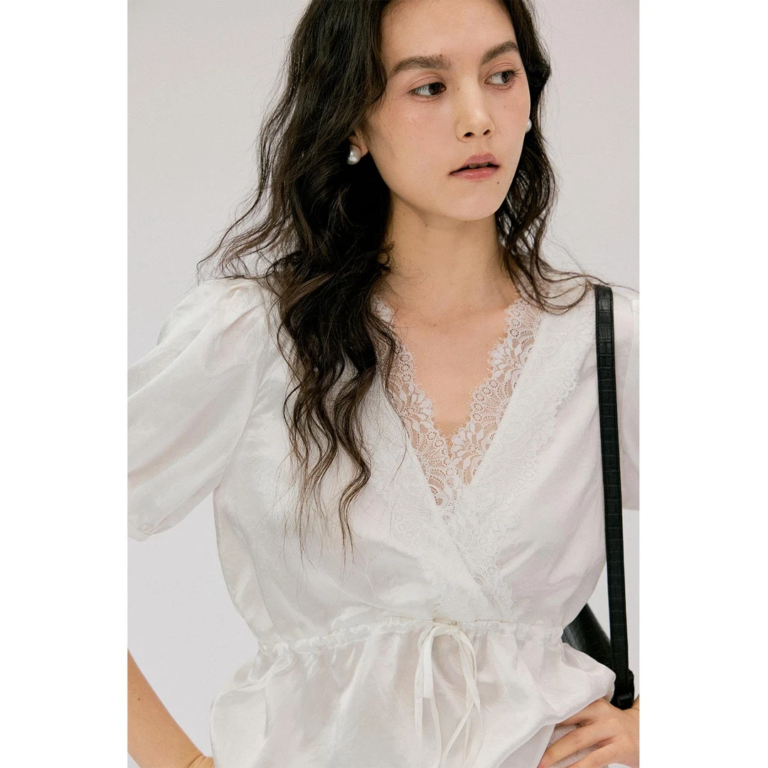 醋酸缎面白衬衫女法式复古蕾丝V领宫廷设计感泡泡袖上衣