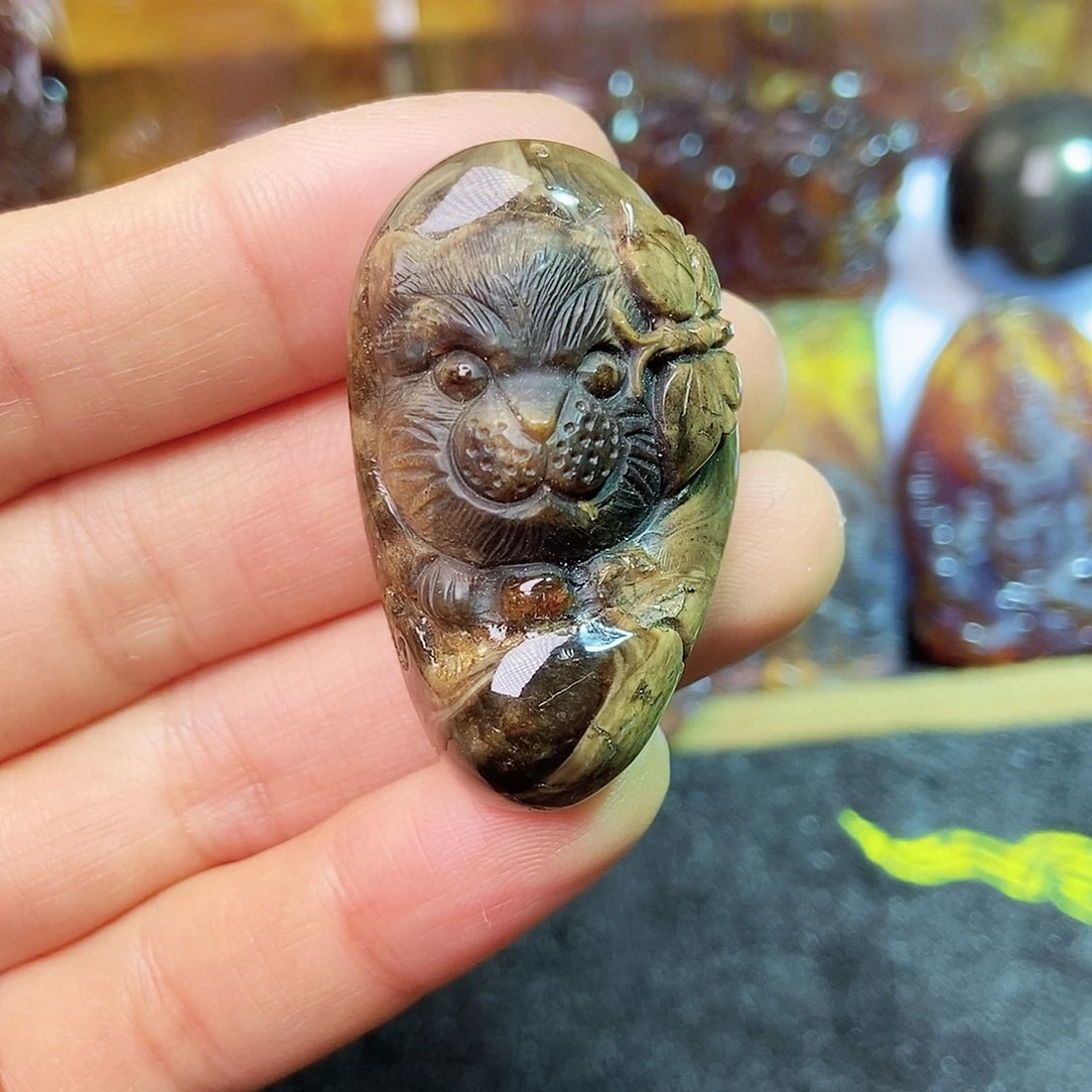 琥珀颈饰未镶嵌老虎