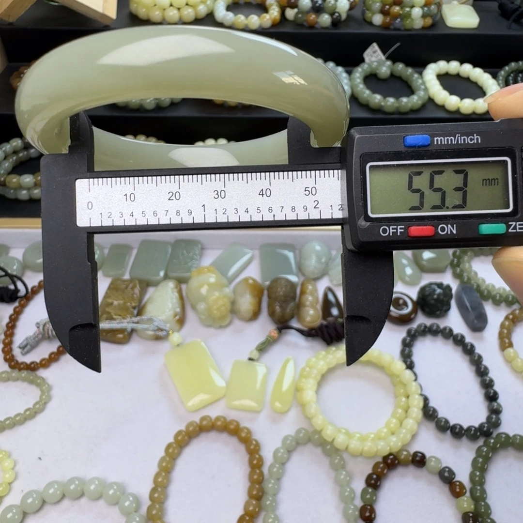 和田玉未镶嵌手镯