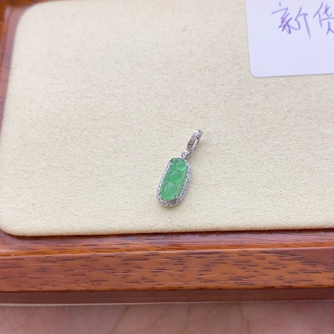 翡翠18K金镶嵌颈饰?***闲翡翠